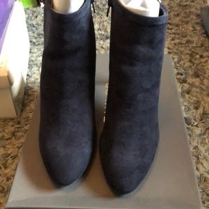 ANN TAYLOR navy sided booties